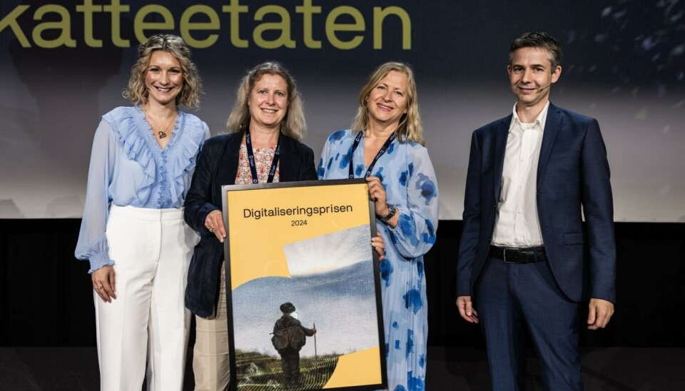VINNERE. Skatteetaten, her ved prosjektleder Anette Beichmann og Marta Johanne Gjengedal, divisjonsdirektør brukerdialog og prosjekteier, jubler over Digitaliseringsprisen 2024. Flankert av digitaliseringsminister Karianne Tung (t.v) og Digdir-direktør Frode Danielsen. (Foto: Thomas Barstad Eckhoff / Digdir).