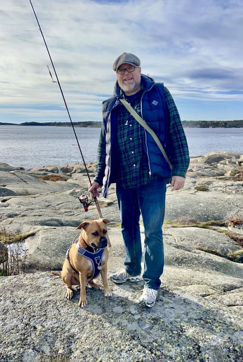 MED TASS: Byhunden Tass er en gatemiks av 25 prosent boxer, 25 prosent bulldogg og 50 prosent engelsk staff.