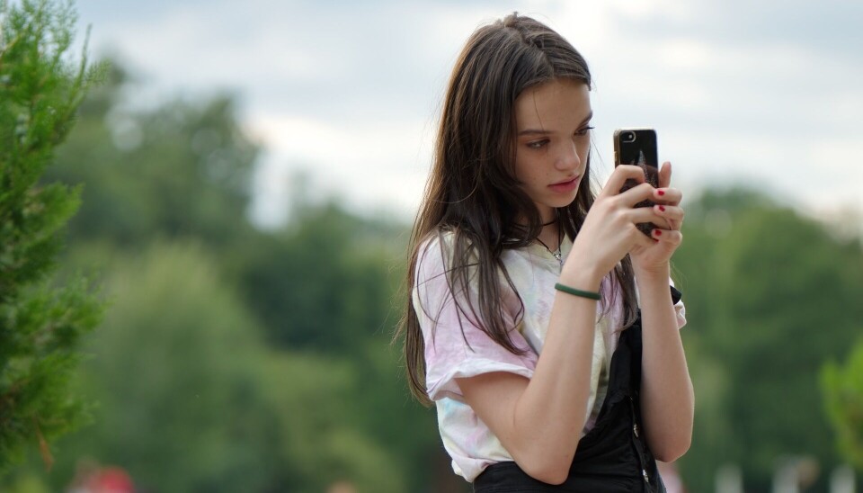 VOKSER: Markedet for smarte mobiltelefoner øker 12 prosent, og det er økning i de fleste markeder og de forskjellige markedssegmentene. (Foto: Pixabay) Jente tar bilde med mobiltelefon. (Foto: Istock)