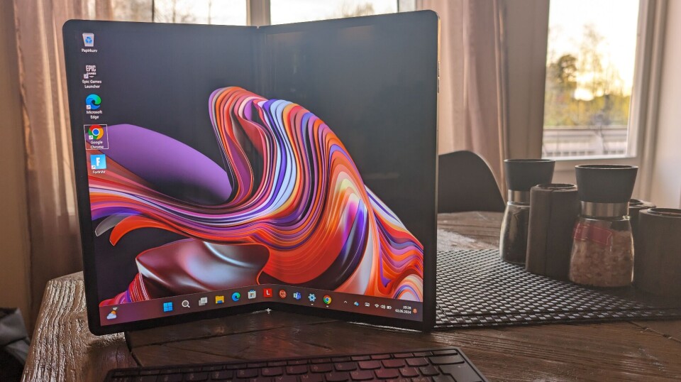 MANGE BRUKSOMRÅDER: I stedet for en vanlig pc, er dette en gigantisk skjerm på hele 6,9 x 10,87 tommer, som kan foldes.