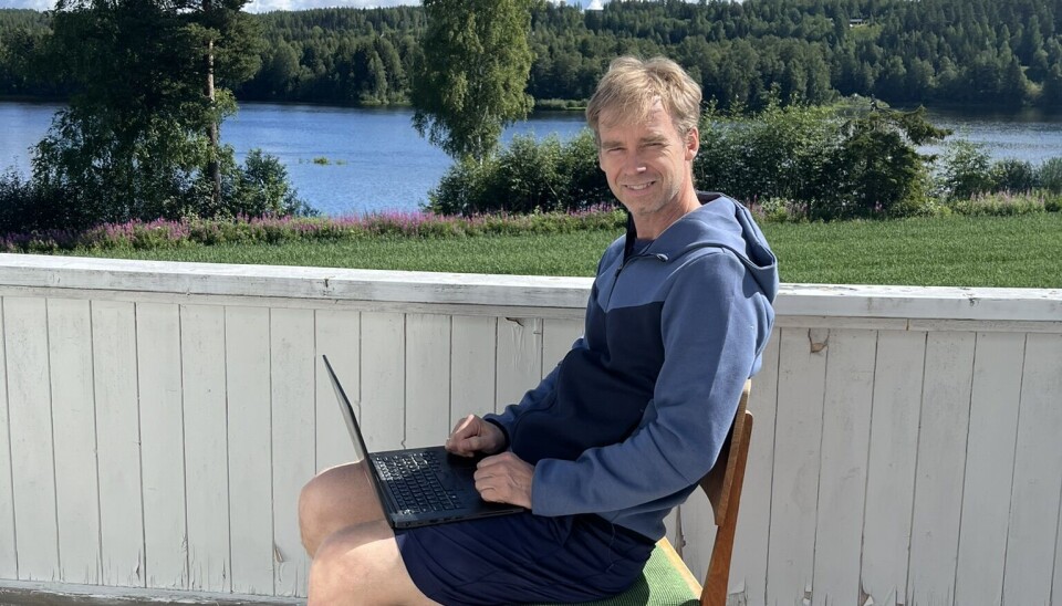PÅ SOMMERKONTORET: Tom Smith jobber fra gårdsbruket på Rena. Han har også planer om en tur til Hellas. (Foto: privat)