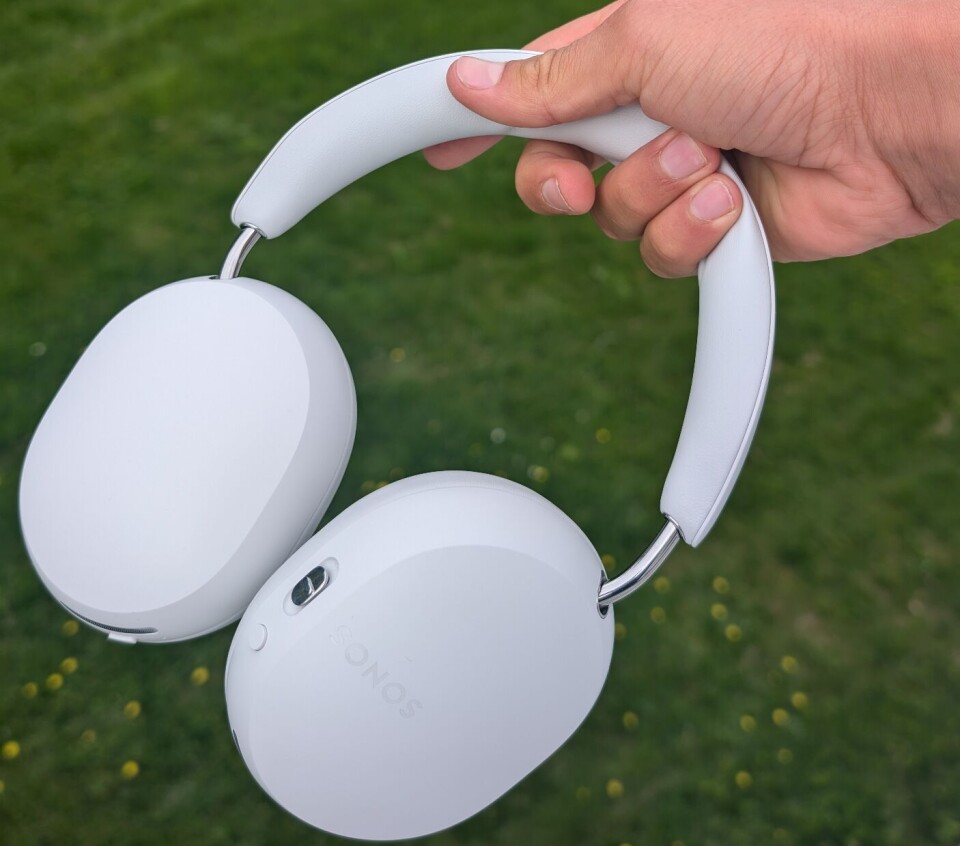 HØY PRIS: Hodetelefoner fra Sonos har lenge blitt etterspurt av hardbarka Sonos-fans. Nå er de endelig her, Sonos Ace, men er de verdt den høye prisen på 5400 kr? (Foto: Marius Henriksen)