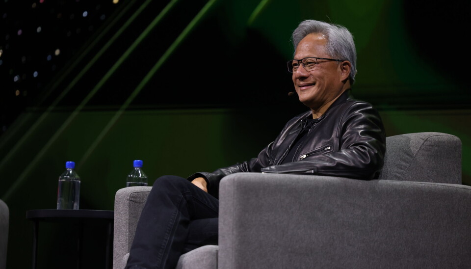 EN ÅRREKKE: Amerikanske Nvidia er verdens ledende produsent av grafikkort og prosessorer som brukes i AI og maskinlæring. Det vil trolig ta en årrekke før verden klarer å skape et AI-verktøy som ikke hallusinerer, altså finner på ting, tror Nvidia-sjef Jensen Huang. (Foto: Nvidia)