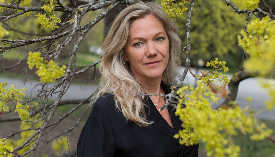 VIL HA ALDERSGRENSE: – Vi har gitt ungene våre massiv tilgang til skjerm uten å stille spørsmål ved om det gjør den fysiske og psykiske helsen deres bedre, sier Maja Lunde. Hun foreslår aldersgrenser på mobil i sin nye bok «Skjerm barna». (Foto: Oda Berby)