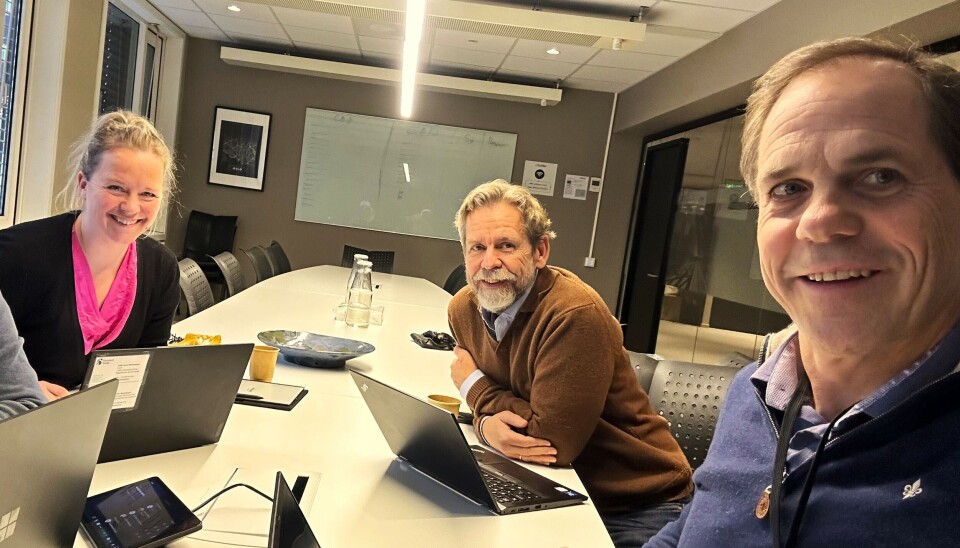 TIL ARENDAL: Sofie Ivara Nicolaissen fra Standard Norge, Knut Mathisen fra GS1 Norway og Lars Chr. Fredenlund i Cobuilder er klare for å diskutere digitale produktpass på Arendalsuka. (Foto: Standard Norge)