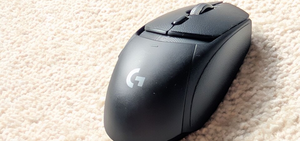 LITEN OG LETT: Den nye gaming-musen fra Logitech har fått navnet Logi G309. Her er det lite ergonomi å spore, og musen føles i minste laget under hånden. (Alle foto: Marius Henriksen)