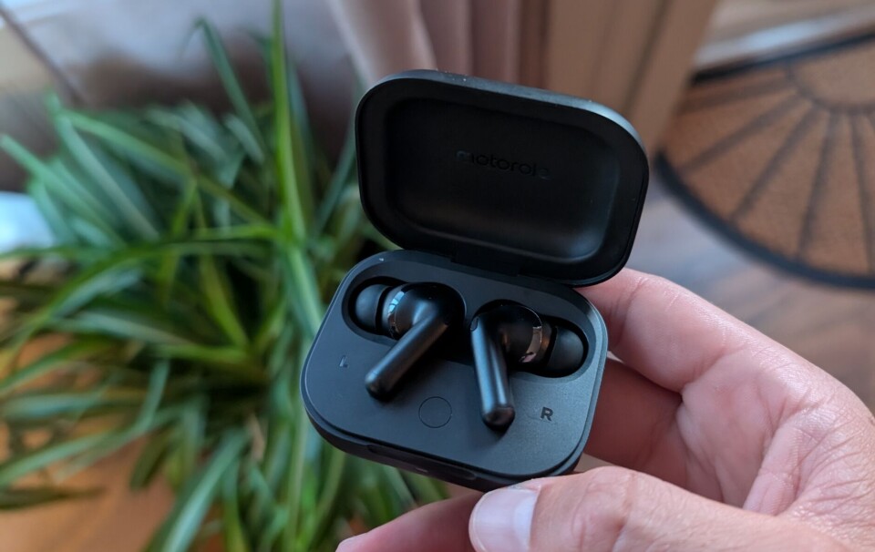 MOTO BUDS PLUS: Øreproppene er små og enkle, med et stilrent design. Best av alt: lyden! (Alle foto: Marius Henriksen)