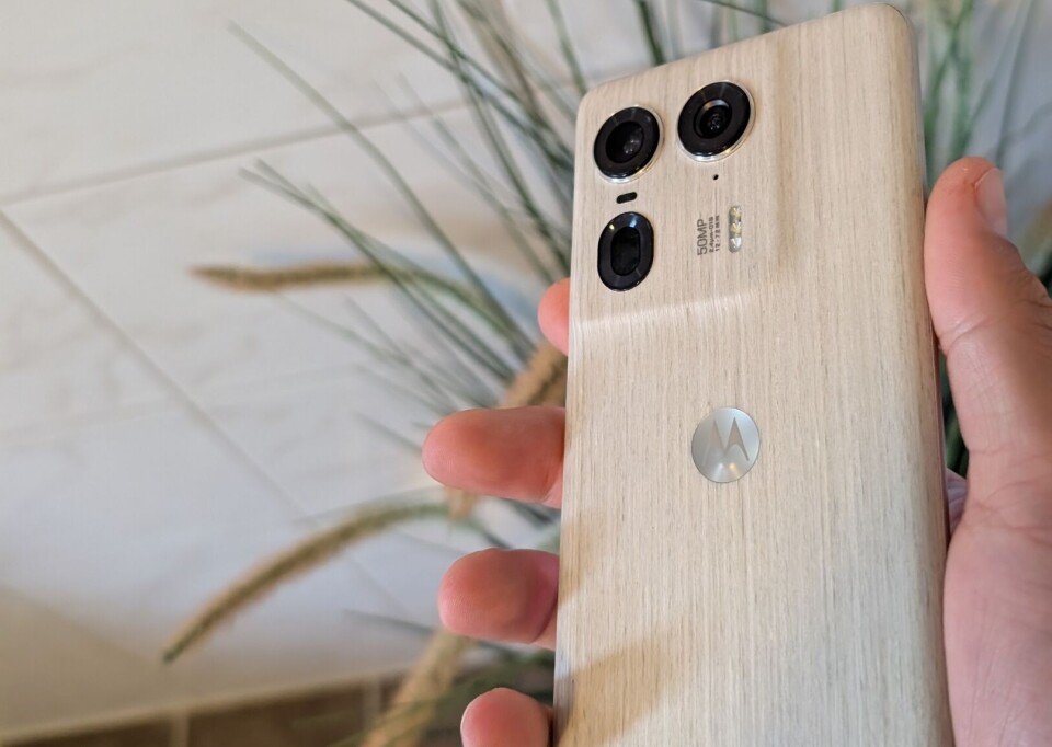 NYDELIG: Motorola Edge 50 Ultra kommer i flere farger og materialer, blant annet vegansk lær, aluminium og - som versjonen jeg har fått tilsendt - ekte tre. (Alle foto: Marius Henriksen)