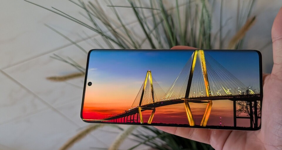 SKJERMEN: Skjermen på Edge 50 Ultra er nydelig, med et 6,7 tommers buet AMOLED-display på 2712 x 1220 eller 1440p piksler, og en oppdateringsfrekvens på imponerende 144 Hz. Dette gjør telefonen perfekt for gaming.