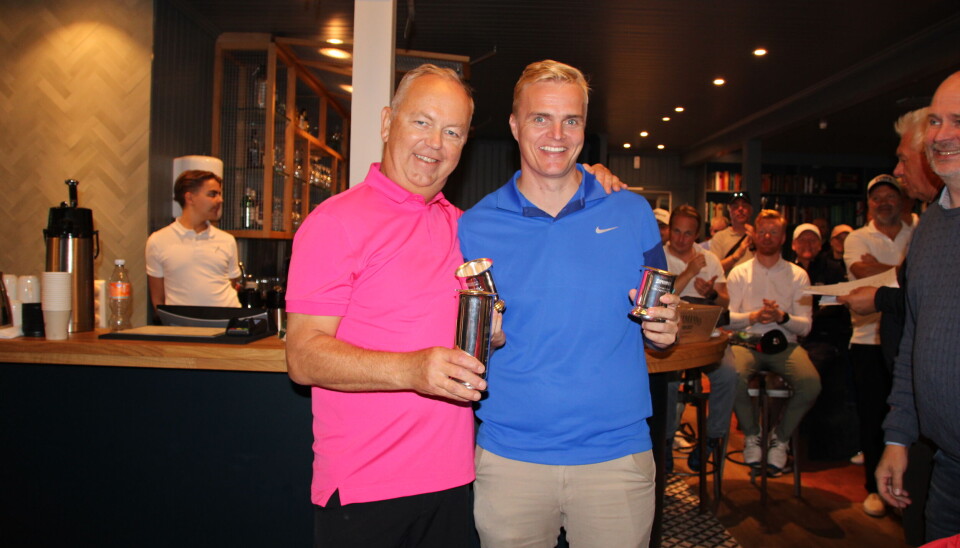 VINNERNE: Øyvind Rugland og Thor Randulff fra Green Mountain spiller til vanlig i henholdsvis Sola og Stavanger golfklubb. De var svært fornøyde med å ta med seg vandrepokalen til Stavanger i år. (Foto: Hanne Olsen)