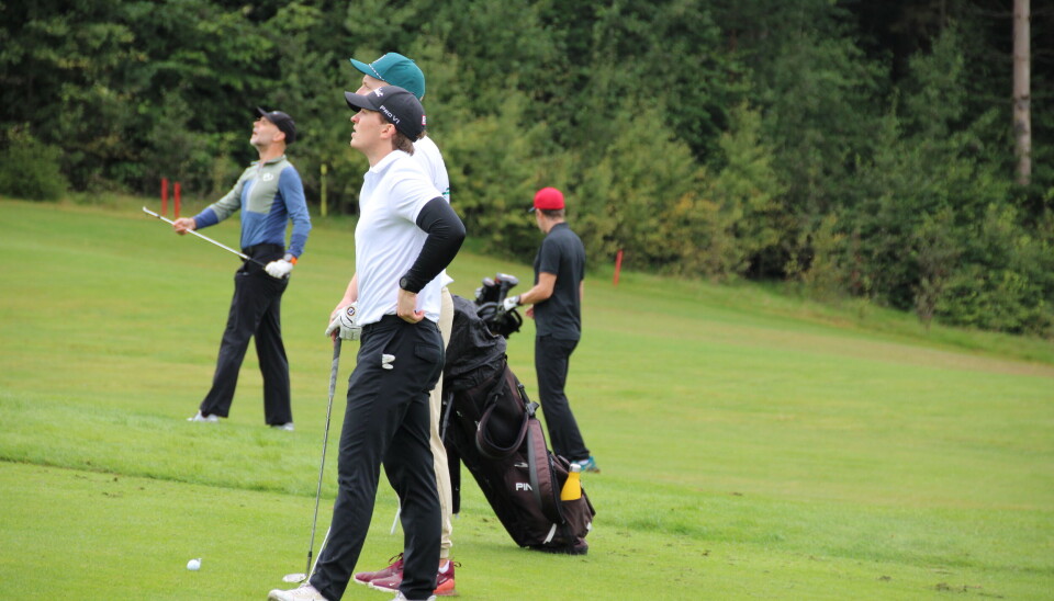 HØSTVÆR: Årets turnering foregikk i litt grått og overskyet vær. Heldigvis var det omtrent ikke nedbør, og temperaturen var heldigvis høy både i lufta og blant engasjerte golfere. (Foto: Hanne Olsen)