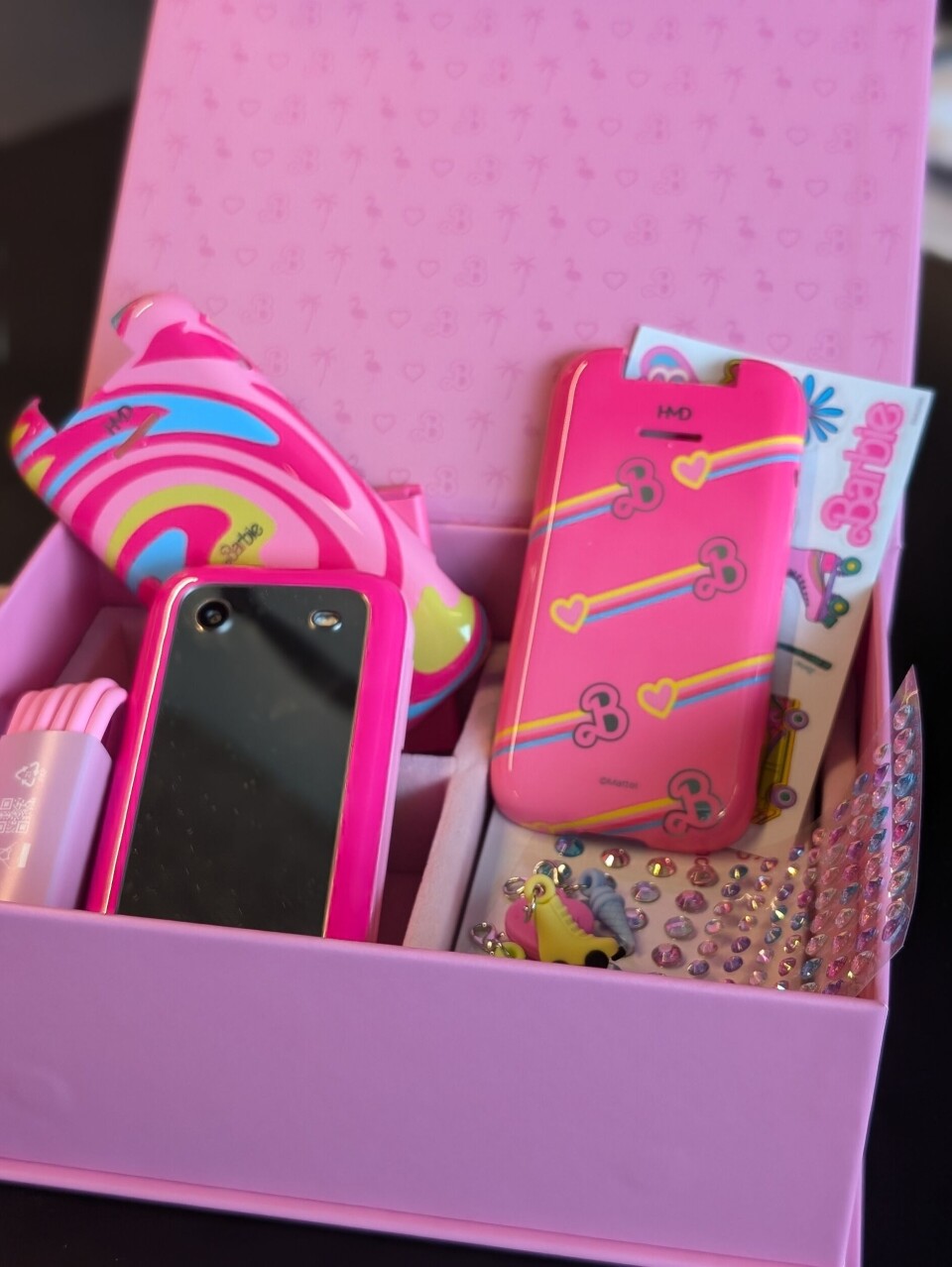 ROSA: Barbie Phone kommer i et rosa smykkeskrin, med masse rosa tilbehør <3