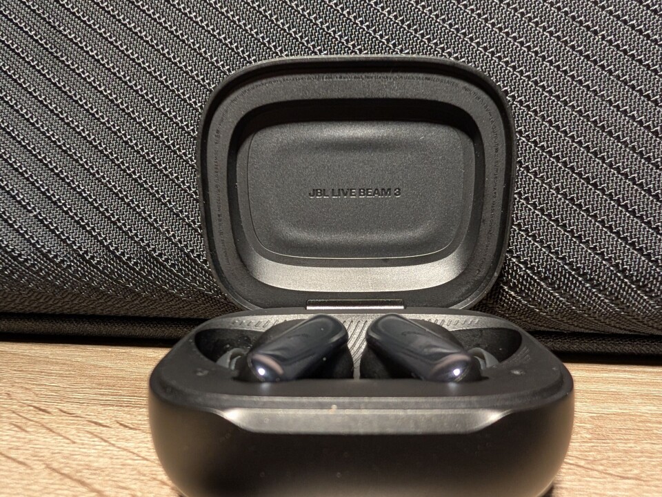 JBL Live Beam 3 trådløse in-ear hodetelefoner. Touchskjermen på etuiet er i god størrelse, og gir mange muligheter. (Alle foto: Marius Henriksen)