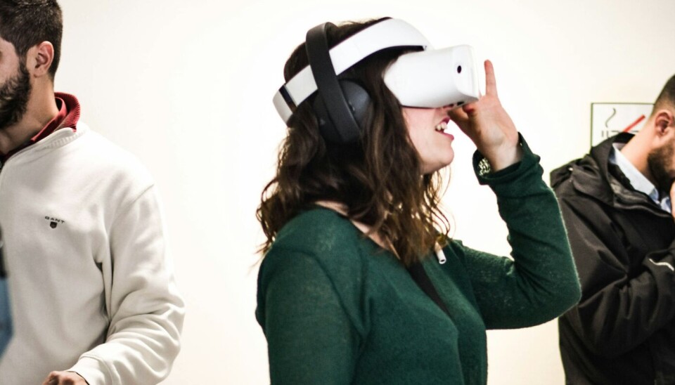 GODE NYHETER FOR SPILLENTUSIASTEN: Forskere har funnet ut at den fysiske aktiviteten en får ved å spille VR, tilsvarer det å gå seg en rolig tur ute. (Foto: Unsplash)