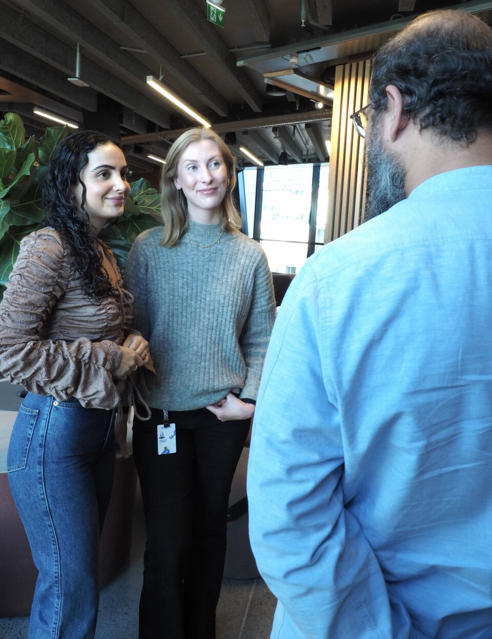NYE: Bahar Yasamine, Anna og Imran har funnet seg godt til rette ved kontoret i Nydalen
