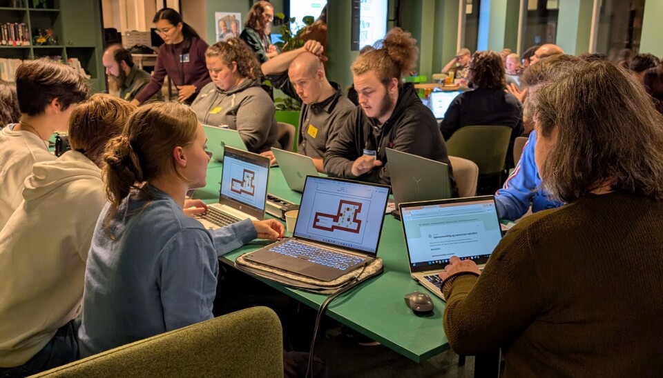 KODE MED MENING: Kodingen foregikk parallelt på Computas’ kontorer i Oslo og Trondheim, og det var mange som hadde møtt opp for å kode til inntekt for TV-aksjonen. For hver oppgave som ble løst, donerte Computas penger til TV-aksjonen. Kodeworkshopen endte med en donasjon på 116.000 kroner. (Foto: Stine Marie Hagen)