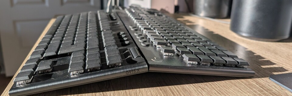 JOBB OG FRITID: Vi har testet to nyheter fra Logitech. Kablede G915 X (tv) og trådløse G915 Lightspeed TKL. Begge laget for både profesjonelle og hobbyspillere. (Alle foto: Marius Henriksen)