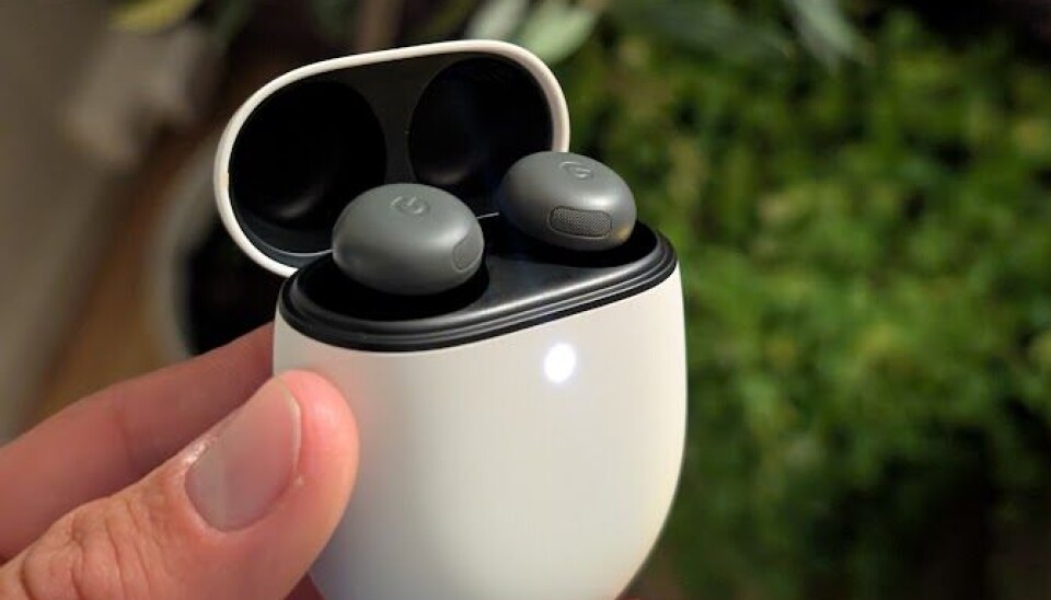 STORE ENDRINGER: I den nye lanseringen til Google har vi sett flere nye og oppgraderte versjoner av tidligere produkter, som for eksempel de nye Pixel 9-telefonene og Pixel Watch 3. Et av produktene som kanskje har endret seg mest fra tidligere iterasjoner, er de nye Pixel Buds Pro 2. (Foto: Marius Henriksen)