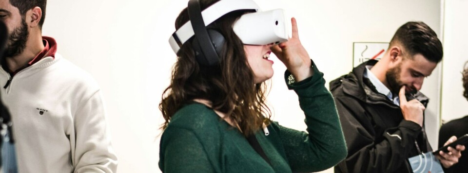 TRENING: Hensikten med VR-kurset er at ansatte som jobber med personer med demens, får trening i ulike, praktiske situasjoner. (Foto: Unsplash)