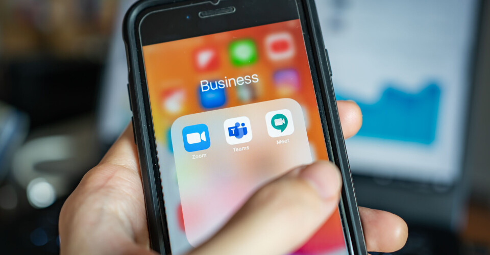 INTEGRERT: Eiere av nye Iphoner kan heretter få glede av en ny versjon av Siri der OpenAIs språkrobot er integrert. (Foto: iStock/Wachiwit)