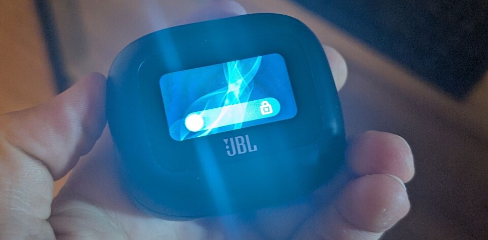 SKILLER SEG UT: JBL har kommet med flere nye ørepropper i Live 3-serien, blant annet Live Beam 3 og Buds 3. Blant disse er det spesielt ett par som skiller seg ut – nemlig JBL Live Flex 3.