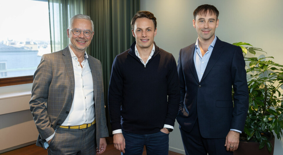 SELGER: 24SevenOffice selger ERP-divisjonen i Norge og Sverige til et selskap med det globale investeringsselskapet KKR som hovedeier. Fra venstre: Mikko Soirola, CEO Accountor Software, Hans Årstad, Norden-sjef i KKR og Eirik Aalvik Stranden, CEO i 24SevenOffice. (Foto: 24SevenOffice/ Jens Reiterer)