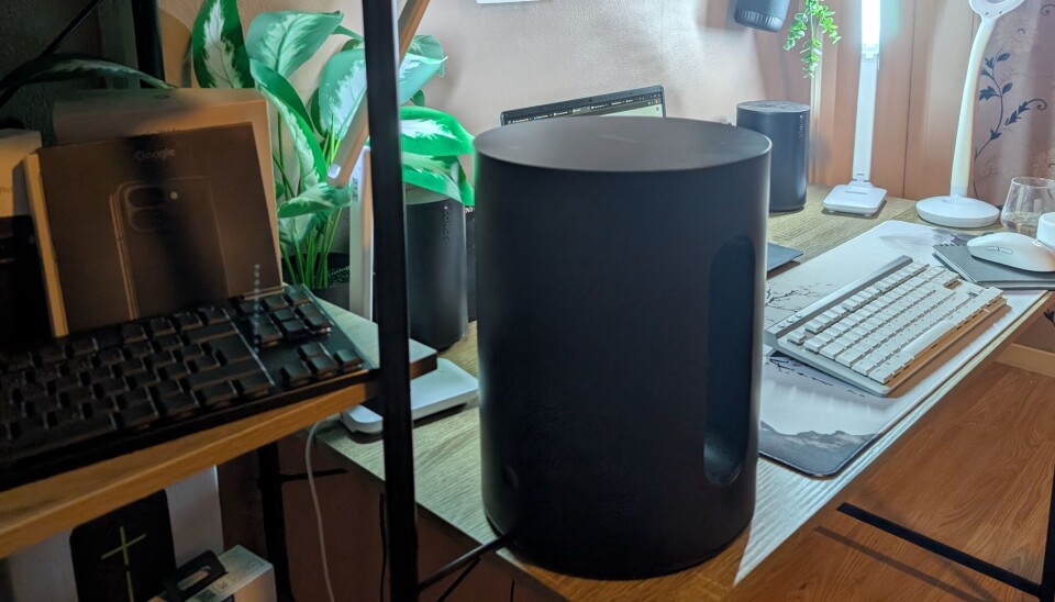 ET LØFT: Sonos Sub Mini er en subwoofer laget for deg som ønsker å gi ditt eksisterende Sonos-anlegg et ekstra løft med kraftig og romfyllende bass. (Alle foto: Marius Henriksen)