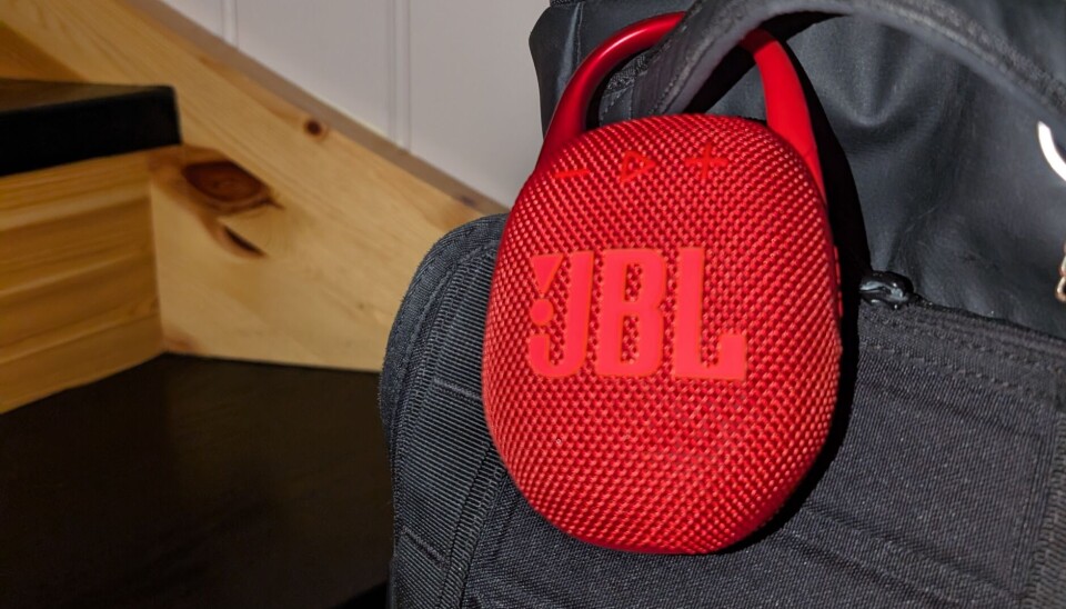 RØD KARABIN: Den nye høyttaleren fra JBL er absolutt synlig. Med den solide karabinkroken er Clip 5 ypperlig å ha med seg på reisen. (Alle foto: Marius Henriksen)