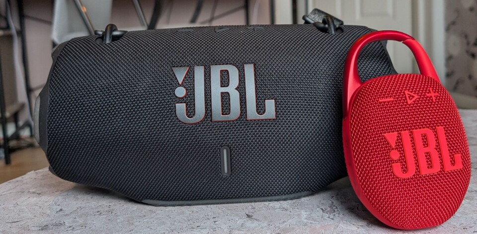 OPPGRADERT: En av nyhetene i JBL Xtreme 4 er støtte for AuraCast - en teknologi som lar deg koble sammen et tilnærmet ubegrenset antall høyttalere sømløst. Vi testet ved å koble sammen flere JBL-høyttalere, inkludert JBL Clip 5, uten behov for en ekstern kilde – en prosess som var både enkel og problemfri. (Foto: Marius Henriksen)