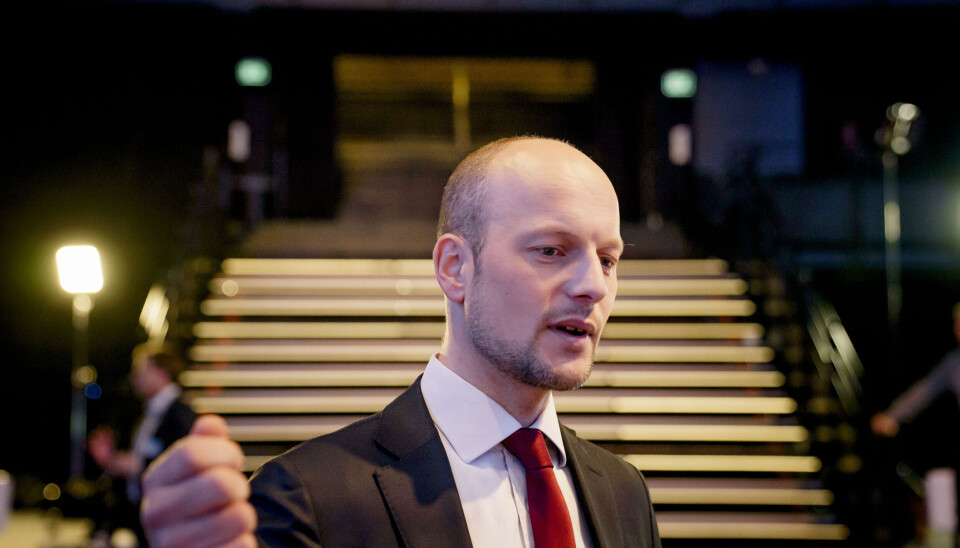 KRIG MOT EU: X og Meta har startet en informasjonskrig mot EU. Nå må EU slå hardere tilbake mot techgigantene, mener Georg Riekeles, assisterende direktør ved European Policy Centre. (Foto: Stian Lysberg Solum / NTB)