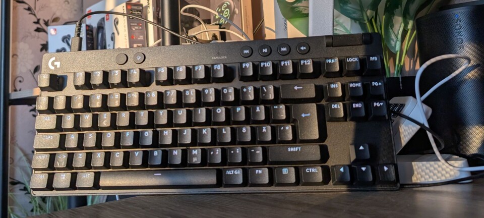 PLUSS OG MINUS: Logitech G Pro X TKL Rapid er et godt valg for gamere som prioriterer hastighet og presisjon. Tastaturet leverer på de fleste områder, med imponerende funksjoner som Hall-effekt-brytere, rask utløser og omfattende tilpasningsmuligheter. Mangelen på trådløs tilkobling er imidlertid en klar svakhet.