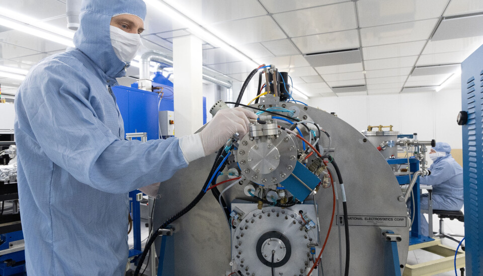 RENT ROM: Lasse Vines, professor i fysikk og Senter for Materialvitenskap og Nanoteknologi fysikk. Her er han i renrommet i MiNa-laben. (Foto: Yngve Vogt)