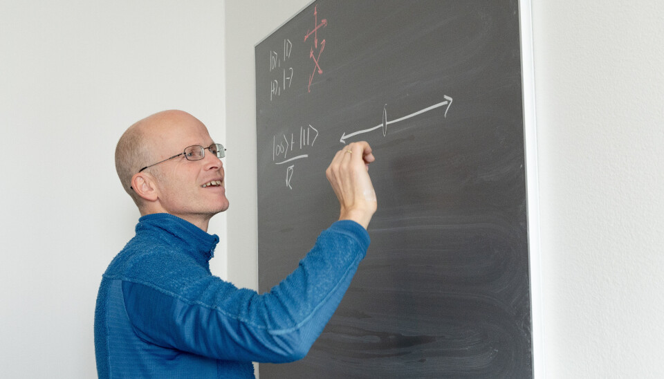 AVSLØRINGSFARE: – Mange internasjonale sikkerhetsmyndigheter tenker nå på hvordan de kan unngå å få dekryptert informasjonen sin, forteller professor Johannes Skaar på Fysisk institutt. (Foto: Yngve Vogt)