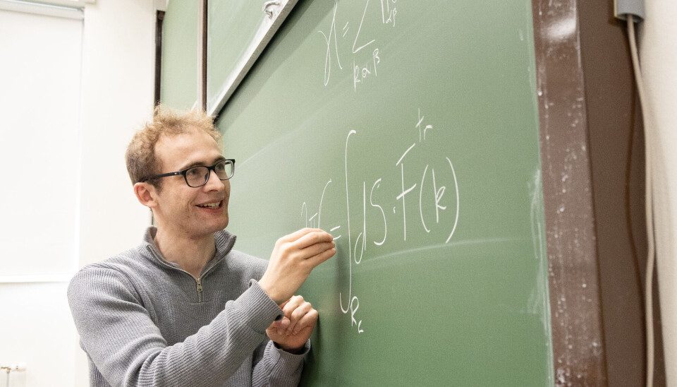SPENNENDE: – Topologiske kvantebits er spennende, men det er vanskelig å beskrive denne matematikken med ord. Da blir de fine nyansene borte, forteller Gunnar Lange. (Foto: Yngve Vogt)