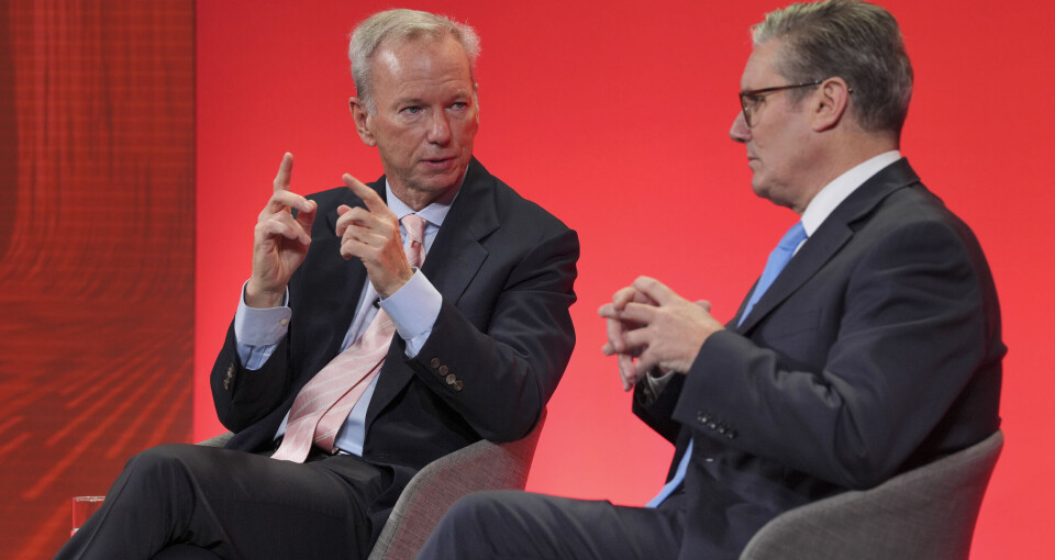 AI-TRUSLER: Googles tidligere toppsjef Eric Schmidt (t.v.), her i samtale med Storbritannias statsminister Keir Starmer, frykter at terrorister og land som Nord-Korea skal ta i bruk kunstig intelligens for å nå sine «ondsinnede mål». (Foto: NTB/AP/Jonathan Brady)