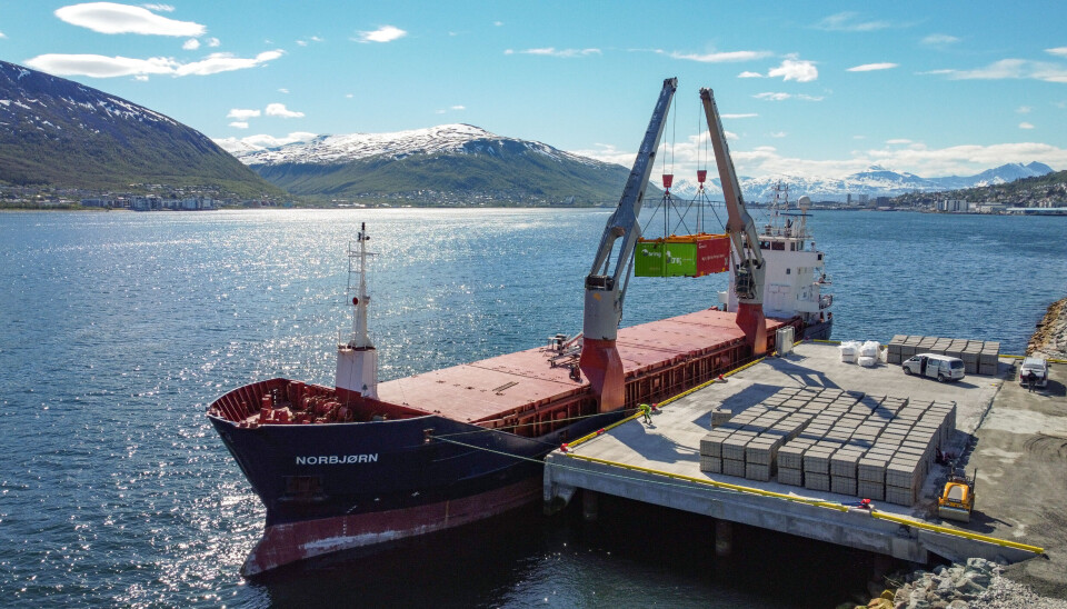 STORT: Posten Bring er mange steder i Norge. Her laster skipet Norbjørn opp frakt til Svalbard. (Foto: Posten Bring)