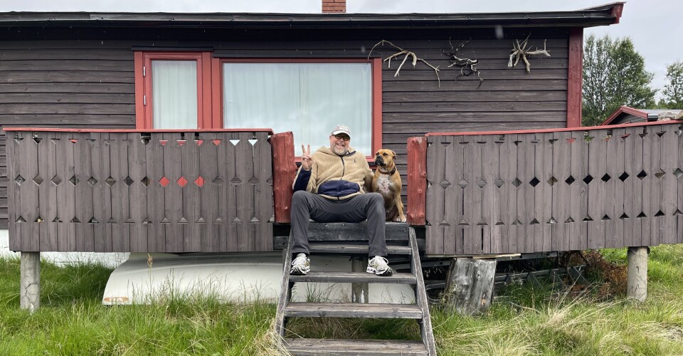 AVLOGGET: I år tester Thomas Tømmernes ut familiens 55 år gamle hytte som verken har strøm eller innlagt vann. I fjor fant han nemlig ut at «off the grid» er en fantastisk måte å lade batteriene på, selv om det kan bli noe 'FOMO' til å starte med ... Her sammen med hunden Tass.