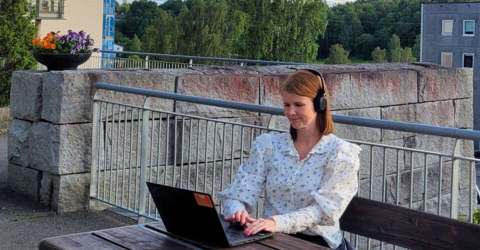 PÅ FARTEN: For Anne Sudgarden i Jabra er det null problem med kontor på farten når hun har med seg Jabra headset og personlig kamera i sekken.