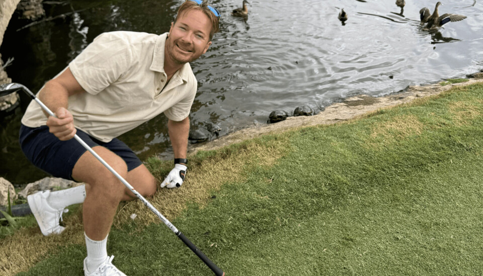 PUTTET FORBI: I sommer har Joachim Kjeldal satt seg et hårete mål: han skal bli mindre ubrukelig i golf. Foreløpig tilbringer han mest tid i skogen på jakt etter ballen.