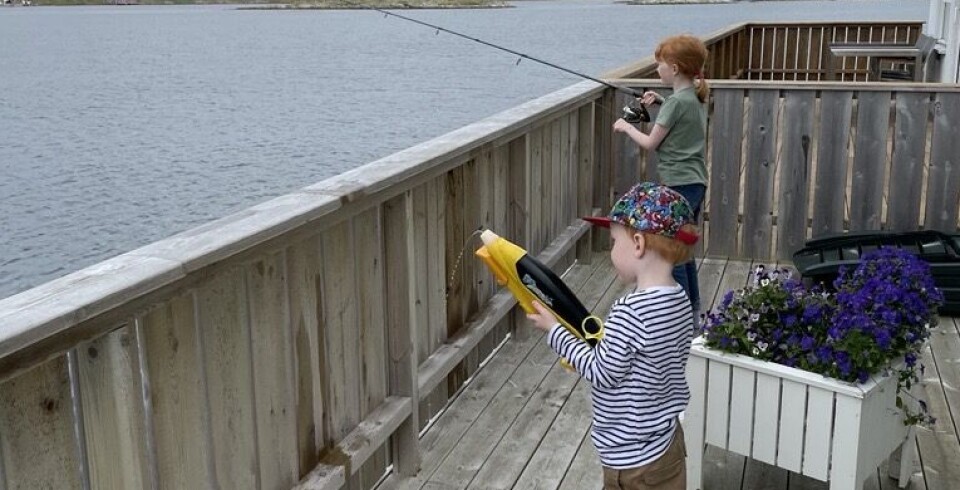BALKONG-FISKE: Ole Christian Rousing tar med familien til foreldrenes sjøhus, hvor de kan stå og fiske fra balkongen.