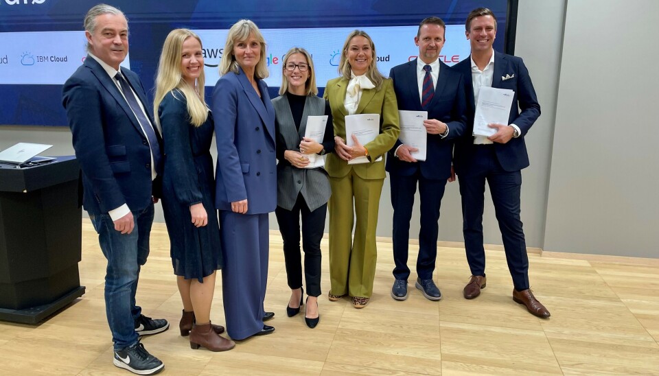 ÅPNET: Programdirektør Sverre Stoltz og jurist Ingrid Elisabeth Sørensen fra MPS. Nina Kulås fra DFØ, Siri Riis Evensen i IBM, Tine Austvoll Jensen i Google, Øyvind Dahl i Oracle og Kristoffer Brandt i AWS har åpnet kiosken.