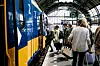 Reisende tog går ombord jernbane Amsterdam