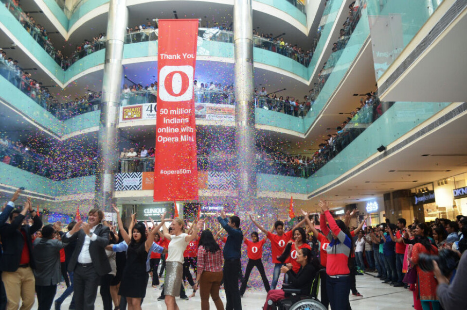 BOLLYWOOD-DANS: Opera feirer 50 millioner brukere i India med flashmob på lokalt kjøpesenter utenfor New Delhi. Foto: Opera BOLLYWOOD-DANS: Opera feirer 50 millioner brukere i India med flashmob på lokalt kjøpesenter utenfor New Delhi. Foto: Opera
