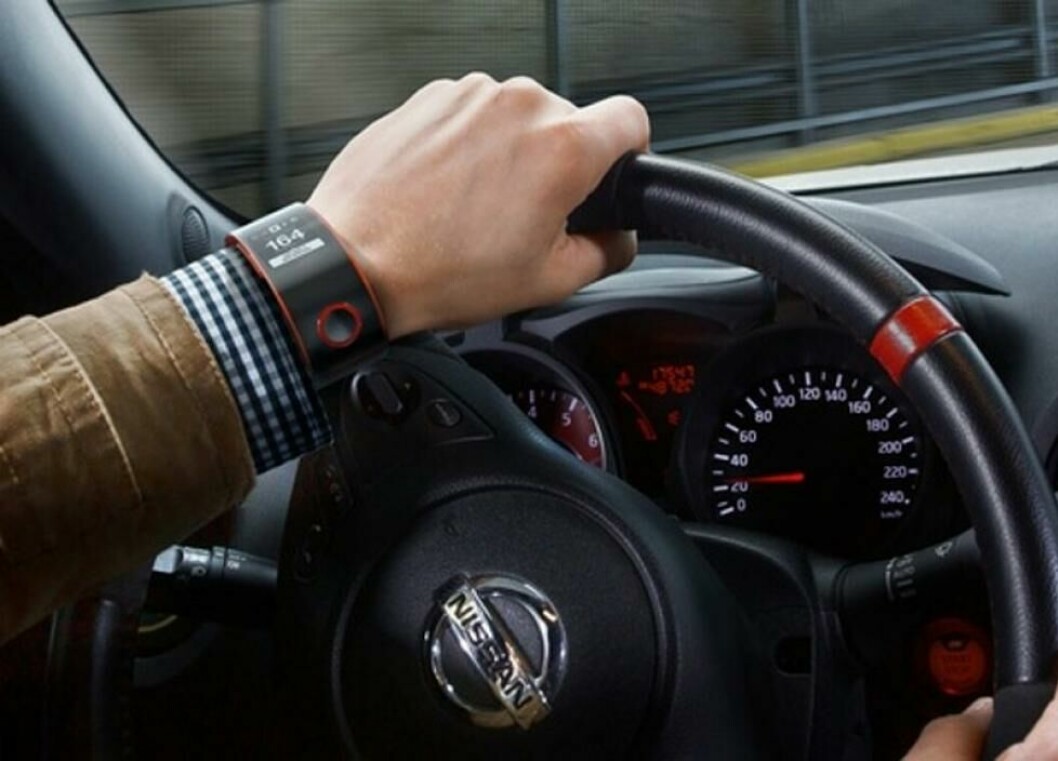2,5 SEKUNDER: En britisk undersøkelse viser at smartklokker kan være en farlig følgesvenn når du kjører bil, og at du vil bruke 2,5 sekunder på reagere på en nødmanøver om du kikker ned på klokken. (Illustrasjonsbilde: Nissan)