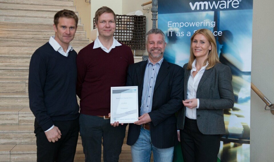Overrekkelsen: Fra venstre: Arne Magnussen (Partner Manager, VMware), Aleksander Freberg (Product Manager VDI i EVRY), Martin Carelius (Partner Manager, EVRY Norge, Regions) Kristine Dahl Steidel (Country Manager Norge, VMware). (Pressefoto: Evry) Overrekkelsen: Fra venstre: Arne Magnussen (Partner Manager, VMware), Aleksander Freberg (Product Manager VDI i EVRY), Martin Carelius (Partner Manager, EVRY Norge, Regions) Kristine Dahl Steidel (Country Manager Norge, VMware). (Pressefoto: Evry)