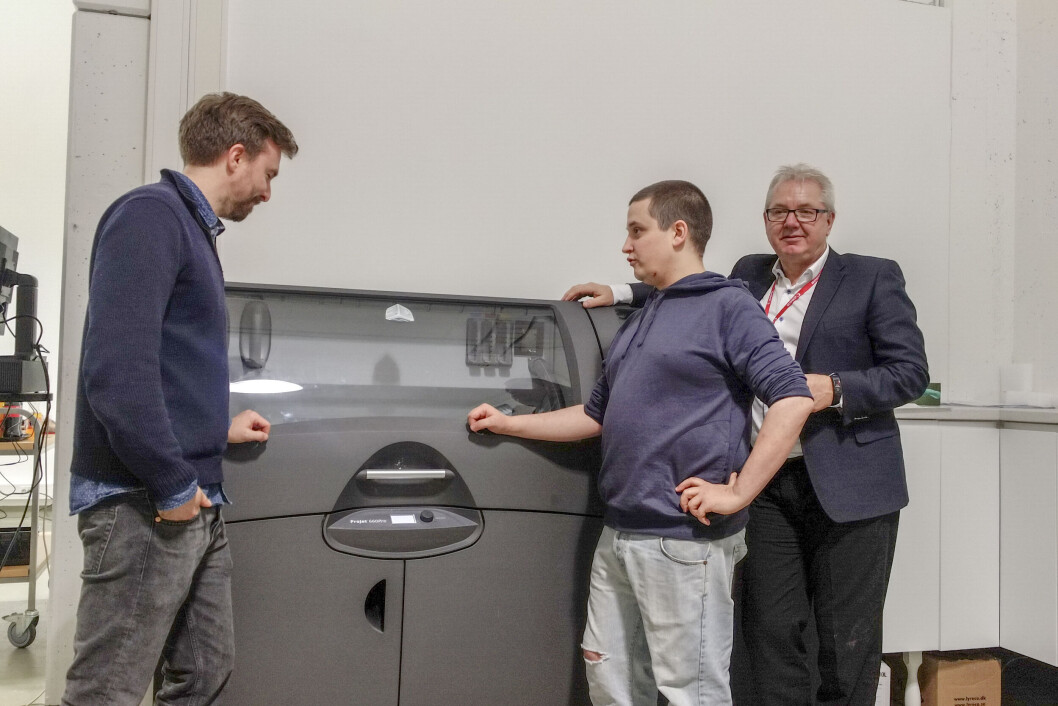 3D-SKRIVER: Aleksander Langmyhr (til venstre) og Christer André Fagerslett fra Dimension 10 studerer en profesjonell 3D-skriver, Projet 660 Pro fra 3D Systems. Til høyre Canons ansvarlige for 3D-skrivere i Norden, Anton Strand. (Foto: Toralv Østvang) 3D-SKRIVER: Aleksander Langmyhr (til venstre) og Christer André Fagerslett fra Dimension 10 studerer en profesjonell 3D-skriver, Projet 660 Pro fra 3D Systems. Til høyre Canons ansvarlige for 3D-skrivere i Norden, Anton Strand. (Foto: Toralv Østvang)