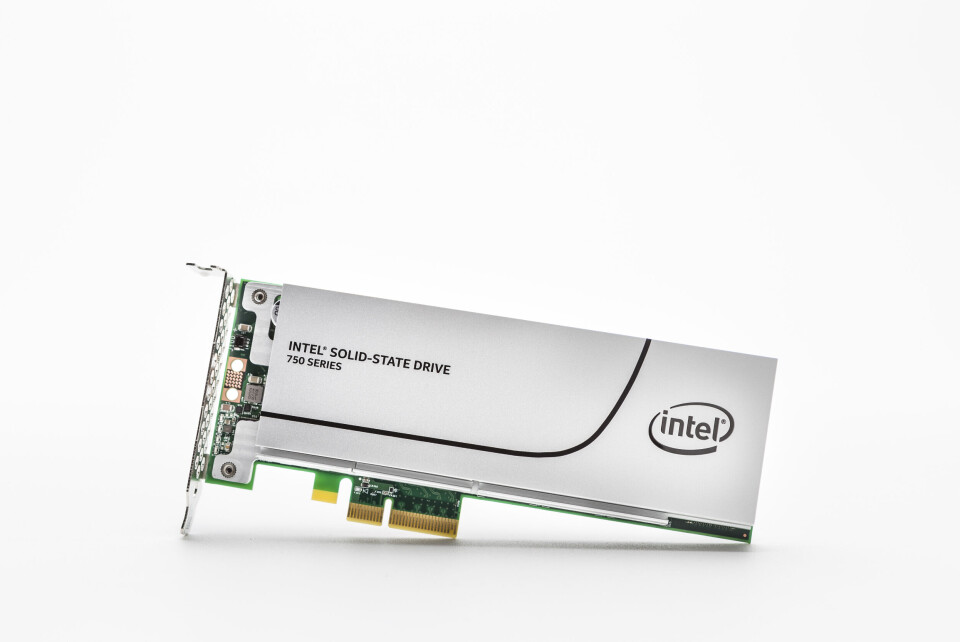 HELT KONGE: Intels 750 SSD sitter komfortabelt helt øverst på haugen. HELT KONGE: Intels 750 SSD sitter komfortabelt helt øverst på haugen.