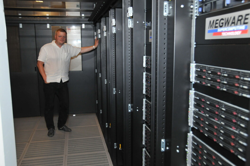 REGNEKRAFT: Hans A. Eide ved USIT/UiO tilbyr forskerne lagringsplass og regnekraft. På infrastrukturen TSD er sikkerheten så høy at sensitive data kan behandles trygt, men dit slipper verken han eller vi inn, så her er HPC-klyngen Abel for mer generell tungregning. REGNEKRAFT: Hans A. Eide ved USIT/UiO tilbyr forskerne lagringsplass og regnekraft. På infrastrukturen TSD er sikkerheten så høy at sensitive data kan behandles trygt, men dit slipper verken han eller vi inn, så her er HPC-klyngen Abel for mer generell tungregning.