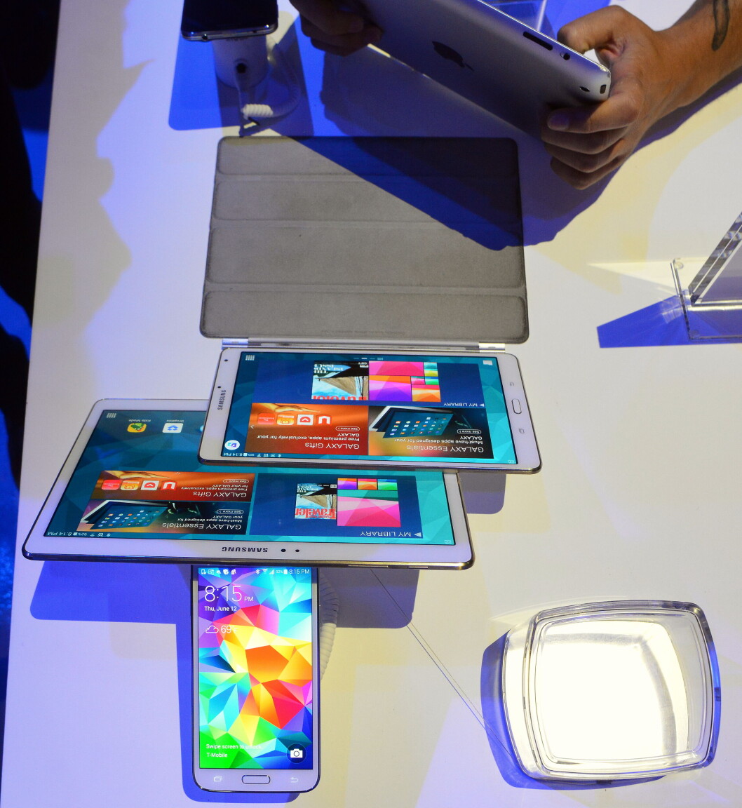 BREMSET NEDGANG: Samsung er største leverandør av Android-nettbrett som disse Glaxy Tab S-brettene, men slås av merkefrie nettbrett og har Lenovo som ny konkurrent. Foto: Dag-Rune Z. Vollen BREMSET NEDGANG: Samsung er største leverandør av Android-nettbrett som disse Glaxy Tab S-brettene, men slås av merkefrie nettbrett og har Lenovo som ny konkurrent. Foto: Dag-Rune Z. Vollen