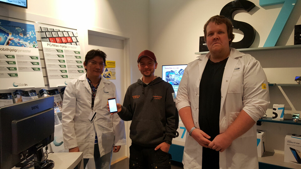 KUNDE NUMMER EN: Kjell Arne Carlsen (i midten) ble den første kunden i Conmodo nye servicebutikk. Han fikk fikset sin Sony Z5 mens han ventet. Her sammen med Hiep Huu Nguyen (til venstre) og Joakim Christensen (til høyre) i Conmodo Walk-In.
